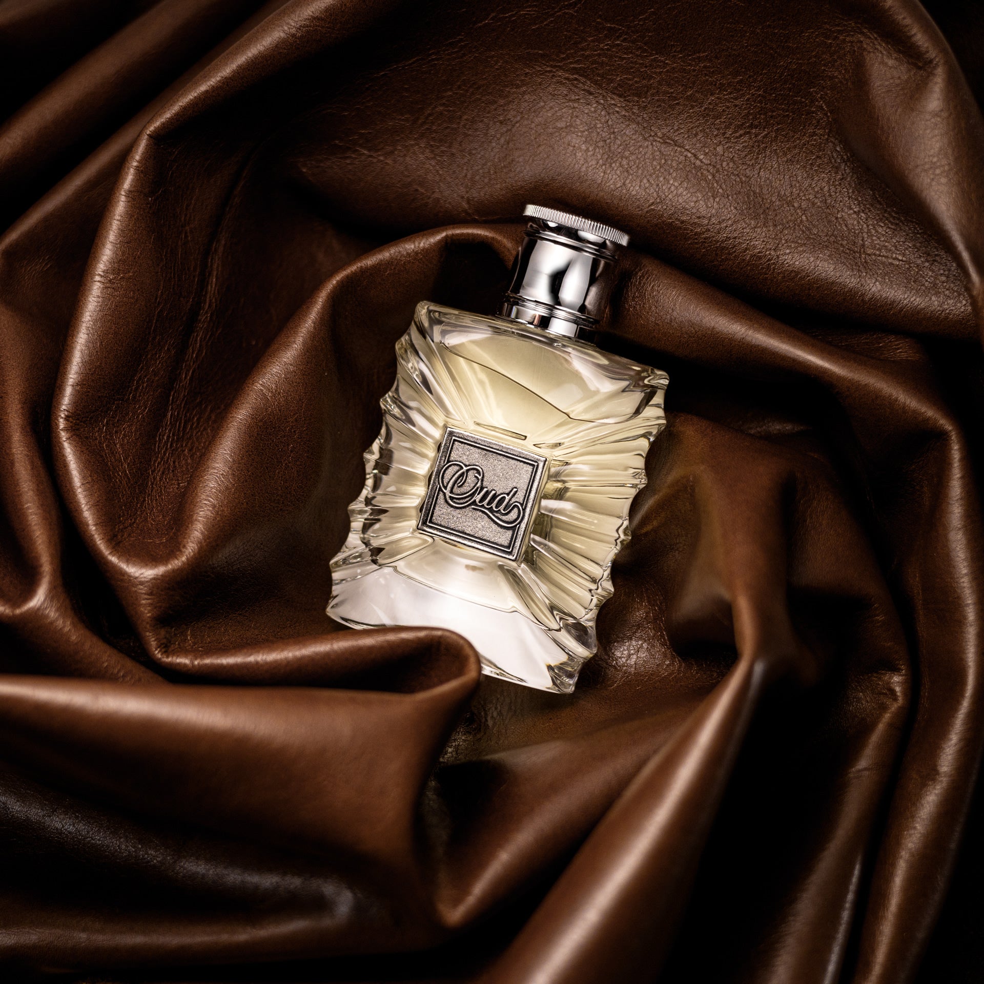 Perfume Croxatto Oud envuelto en cuero